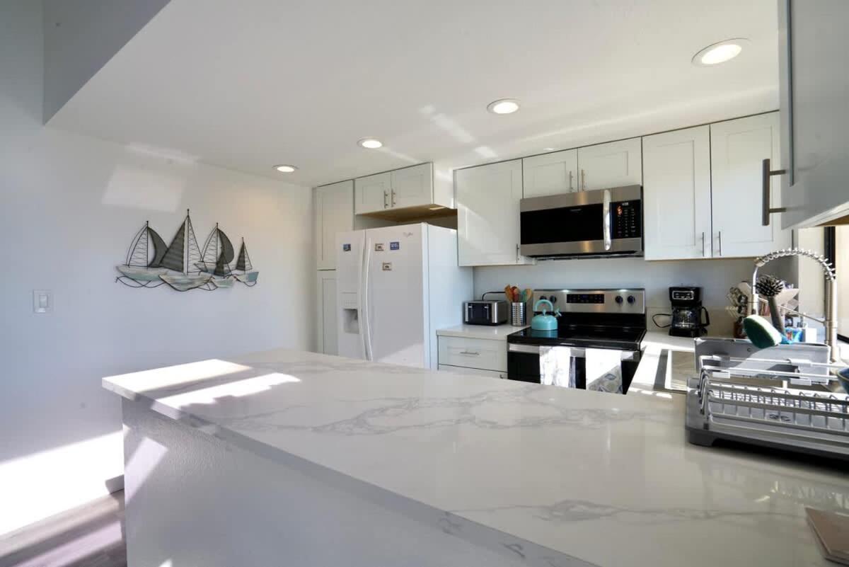 2bed 2bath Walking Distance To And Bay In Pb *