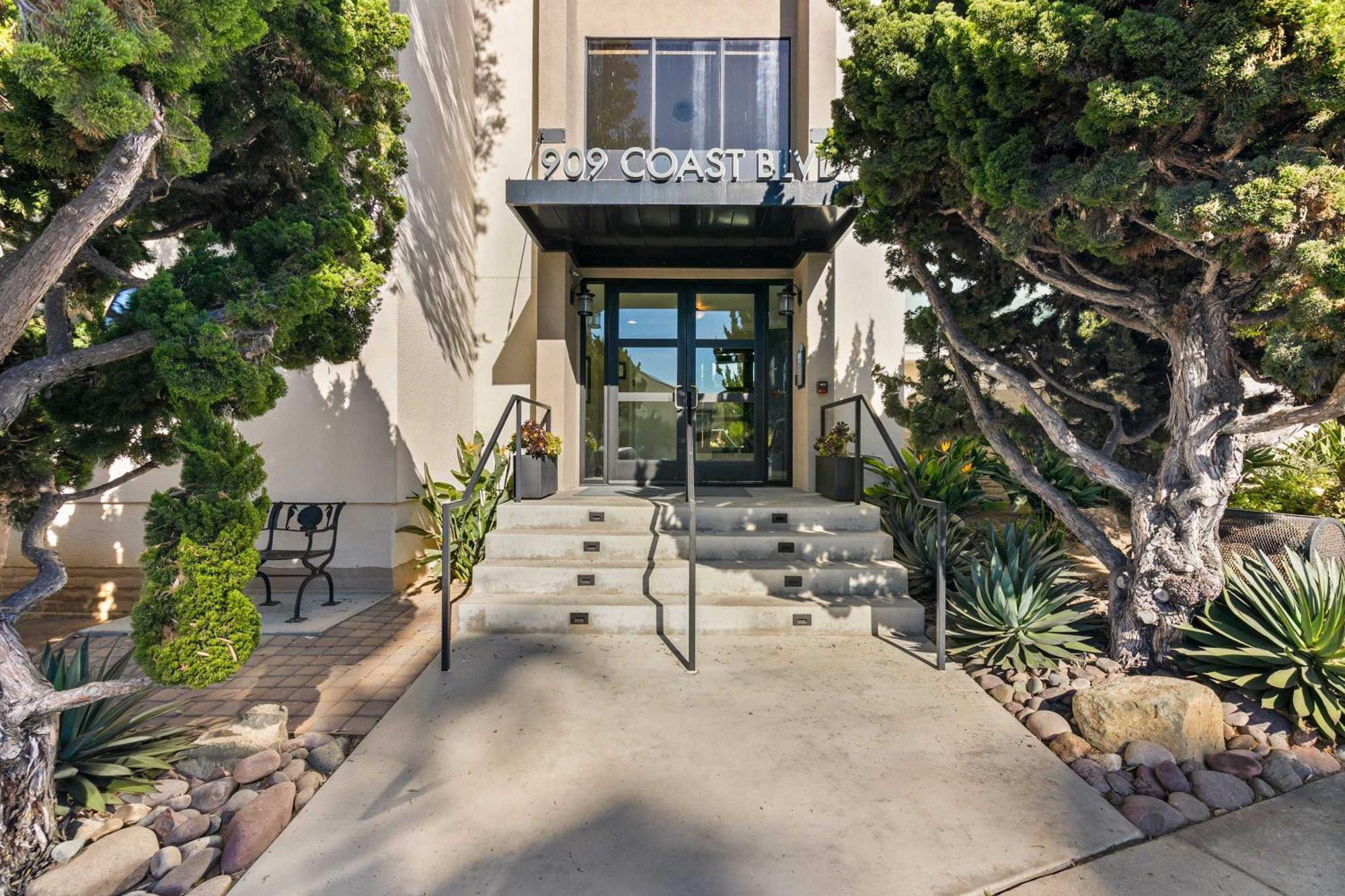 Waterfront Unmatched Views And Prime Location *