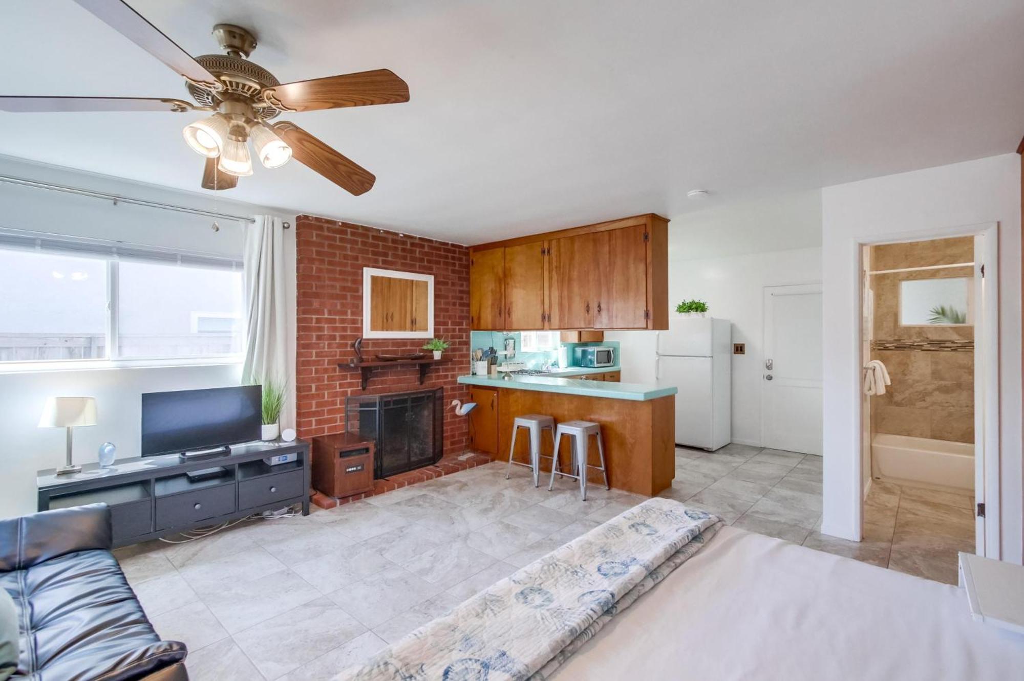 Tidal Wave 3 Brand New Listing! Apartment *