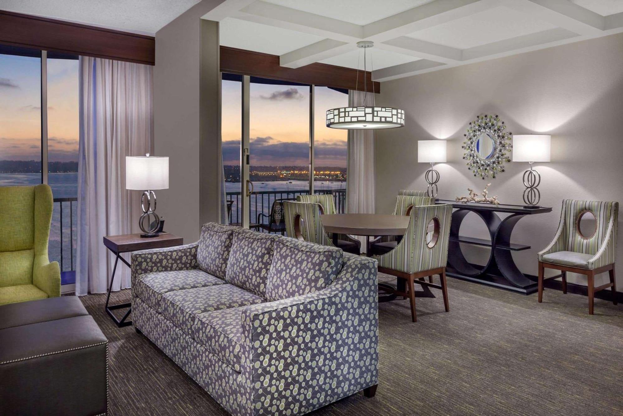 Wyndham Bayside Hotel 3*