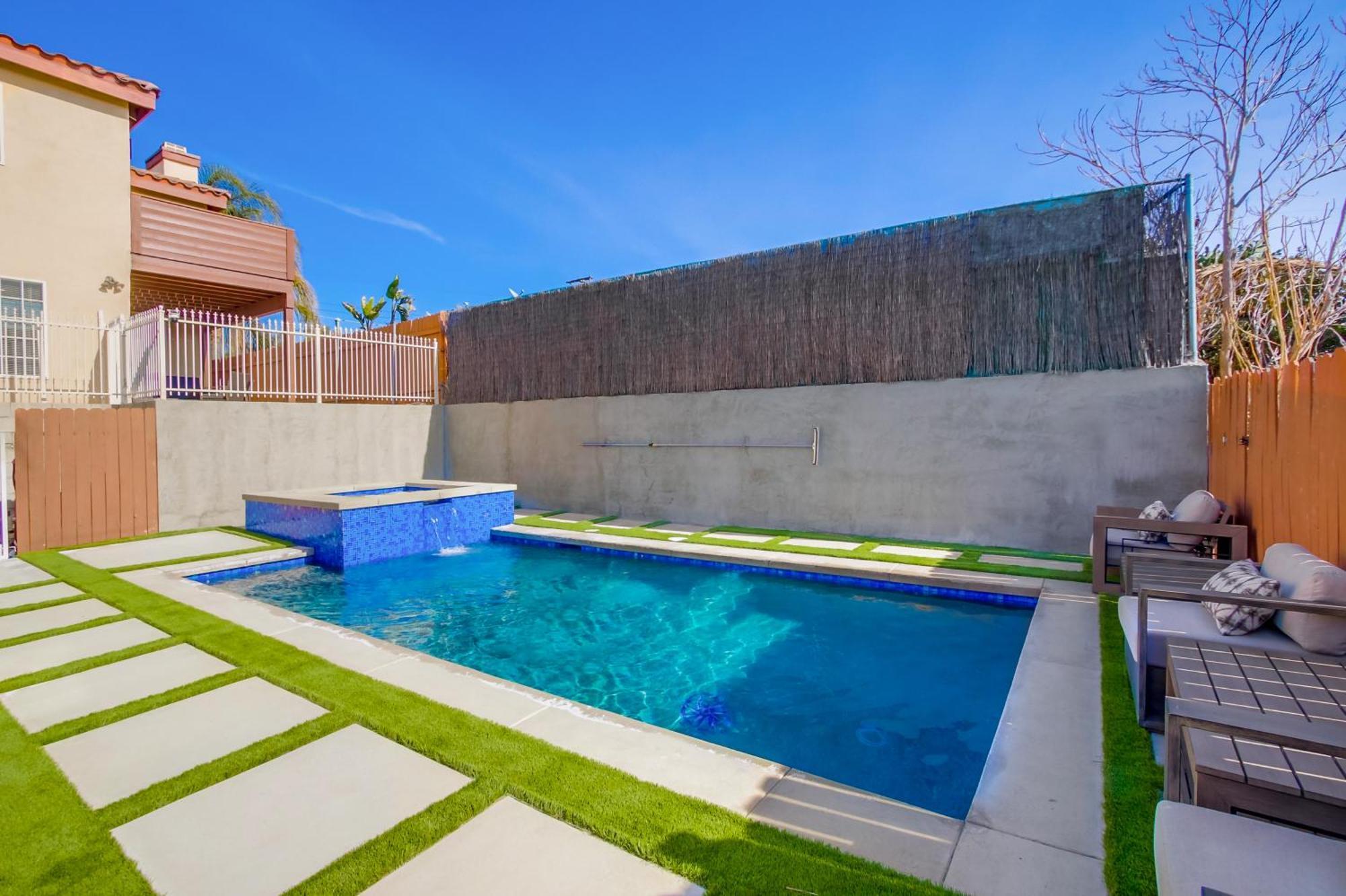 Luxurious With Pool & *