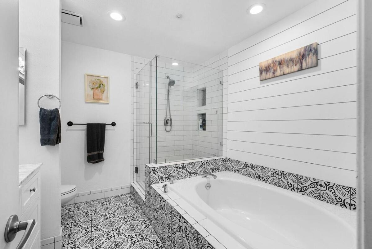 Townhouse 1 Block From Bay With Yard & Parking * San Diego