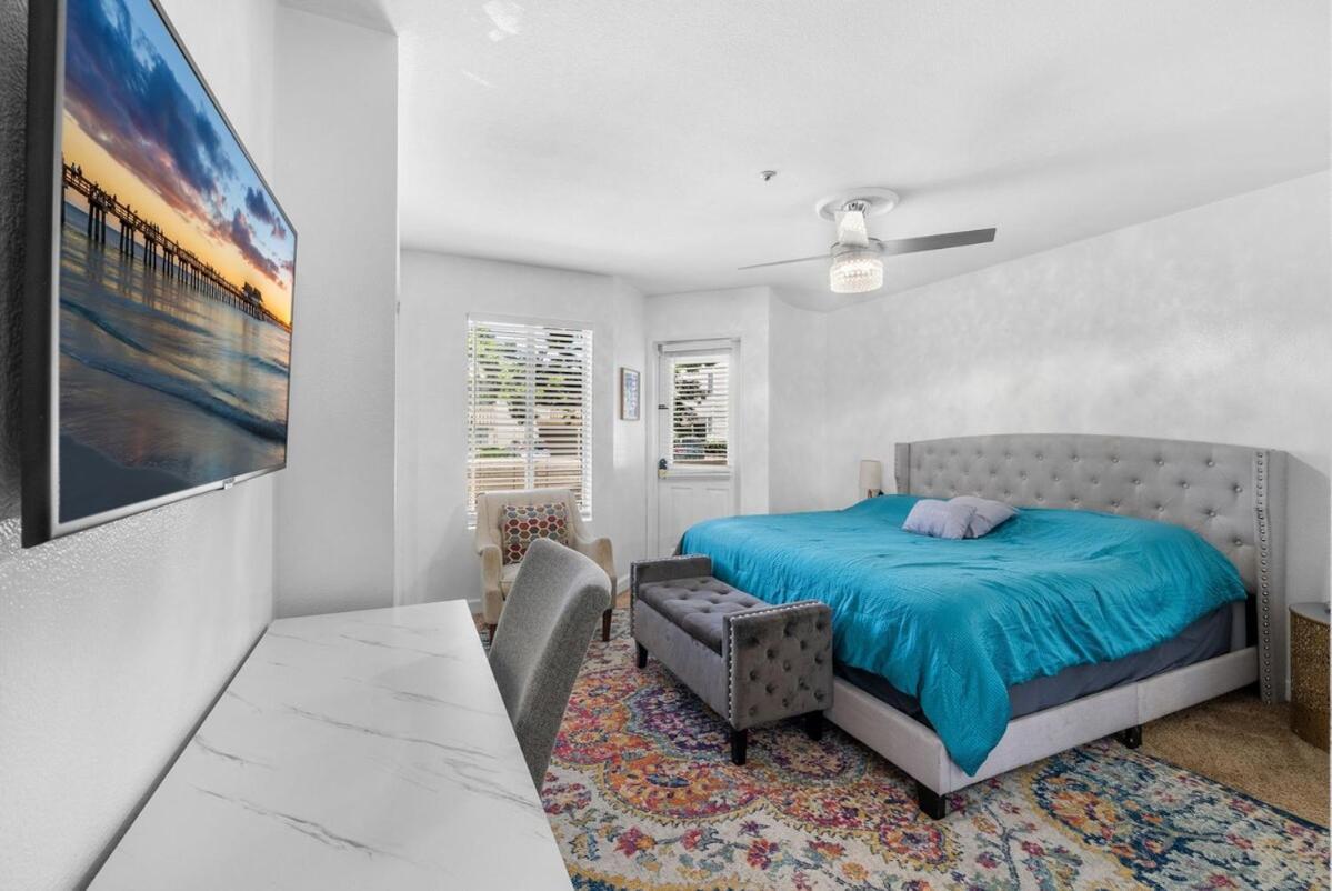 Holiday home Townhouse 1 Block From Bay With Yard & Parking