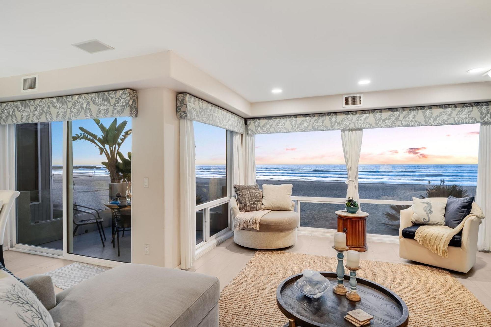 Navigate Front Row To Paradise Holiday home