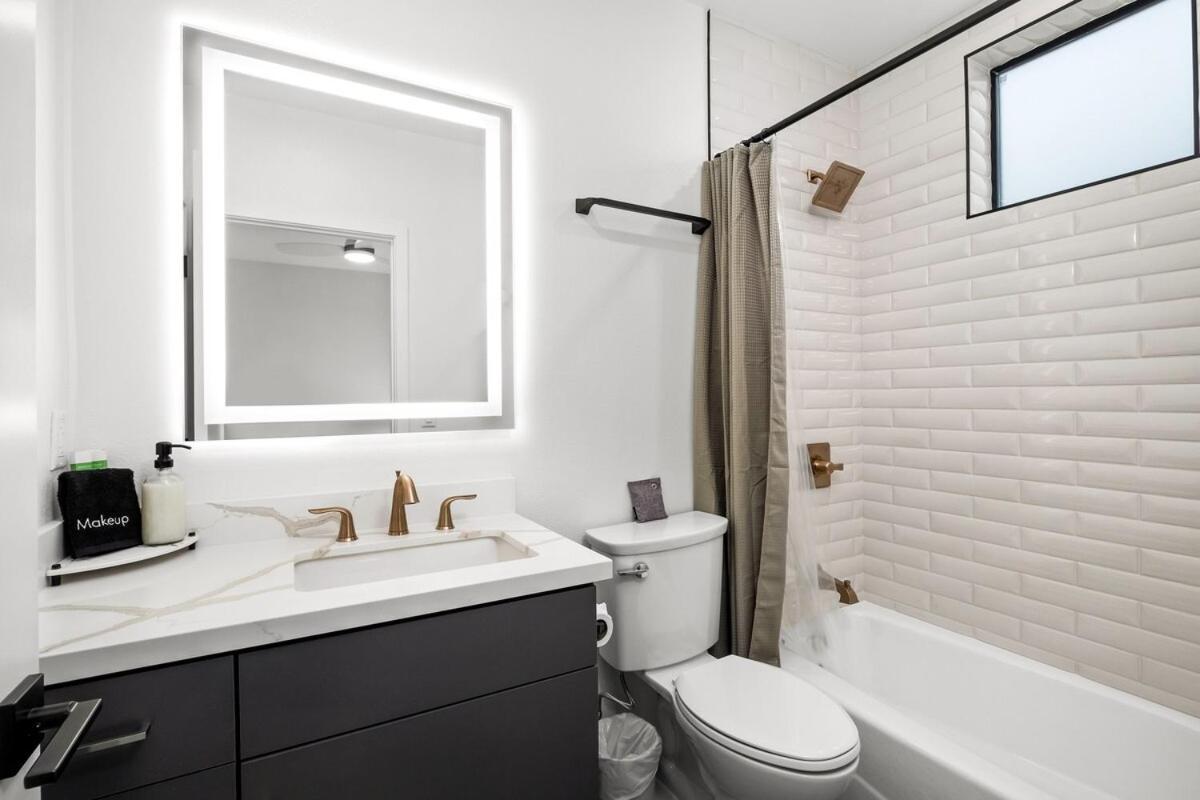 Apartment King Bed Evcharger Sleeps 8 Balcony Laundry San Diego