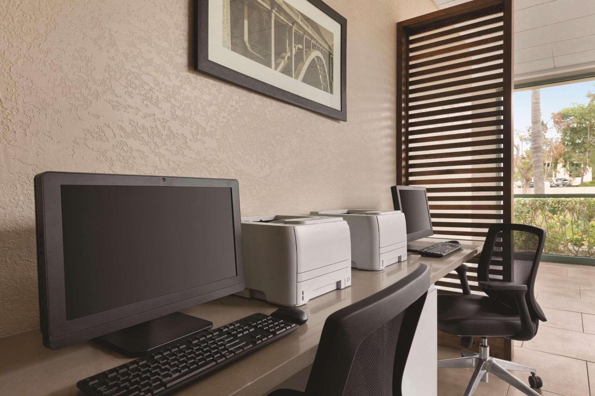 Country & By Radisson, North, Ca 3*