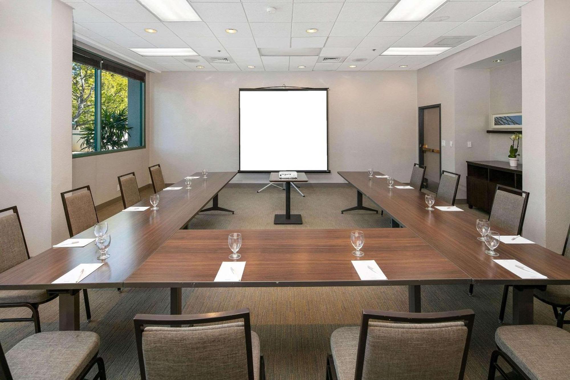 Hotel Country & By Radisson, North, Ca 3*