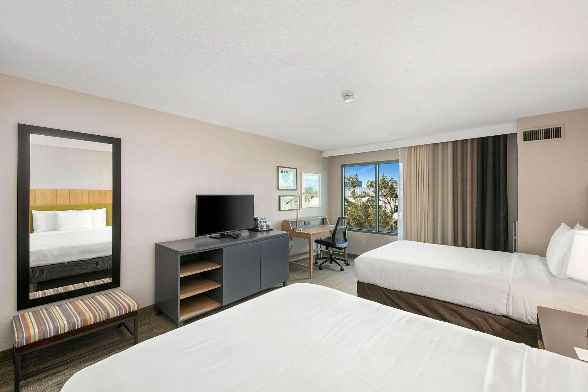 Country & By Radisson, North, Ca 3*