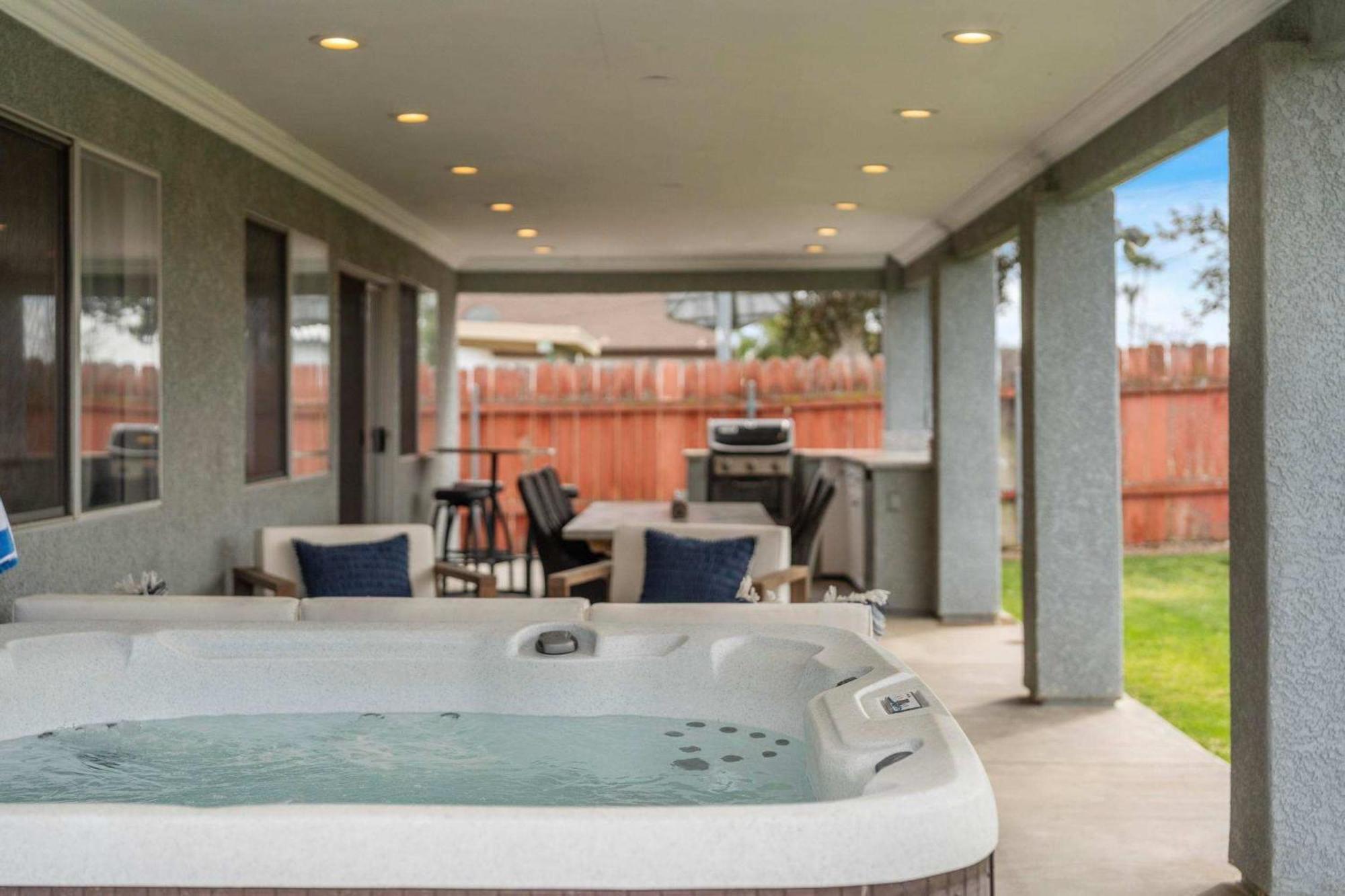 Spacious 4br Outdoor Kitchen Hot Tub & Fun *