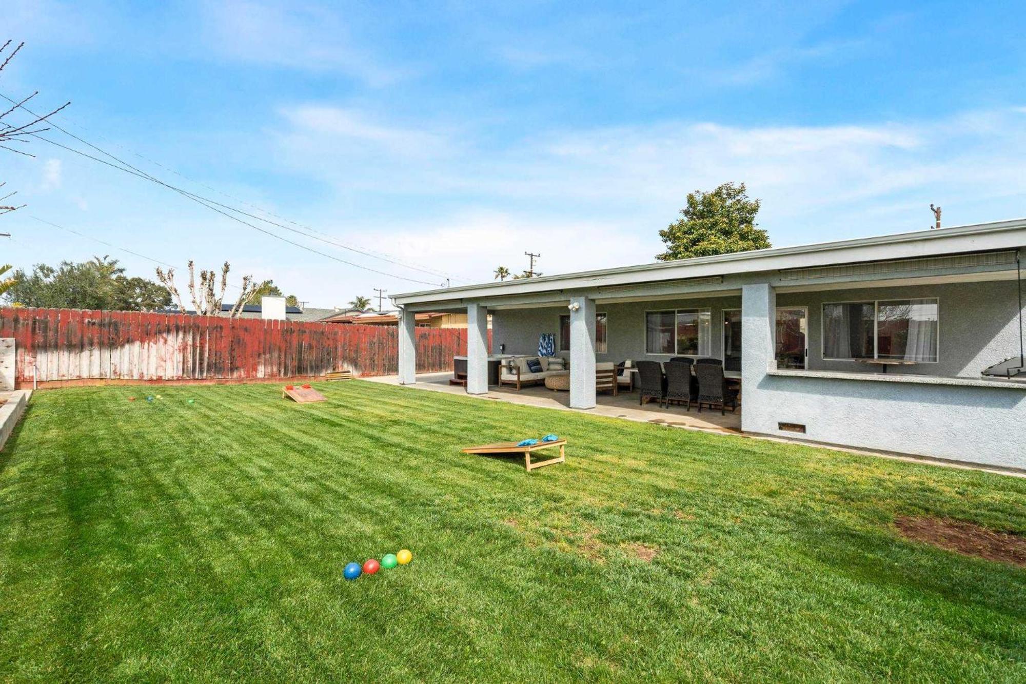 Spacious 4br Outdoor Kitchen Hot Tub & Fun Holiday home