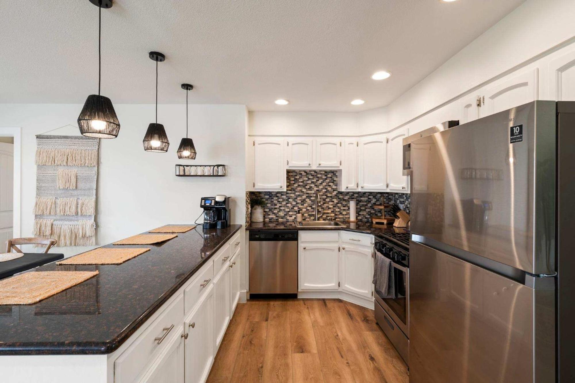 Spacious 4br Outdoor Kitchen Hot Tub & Fun *