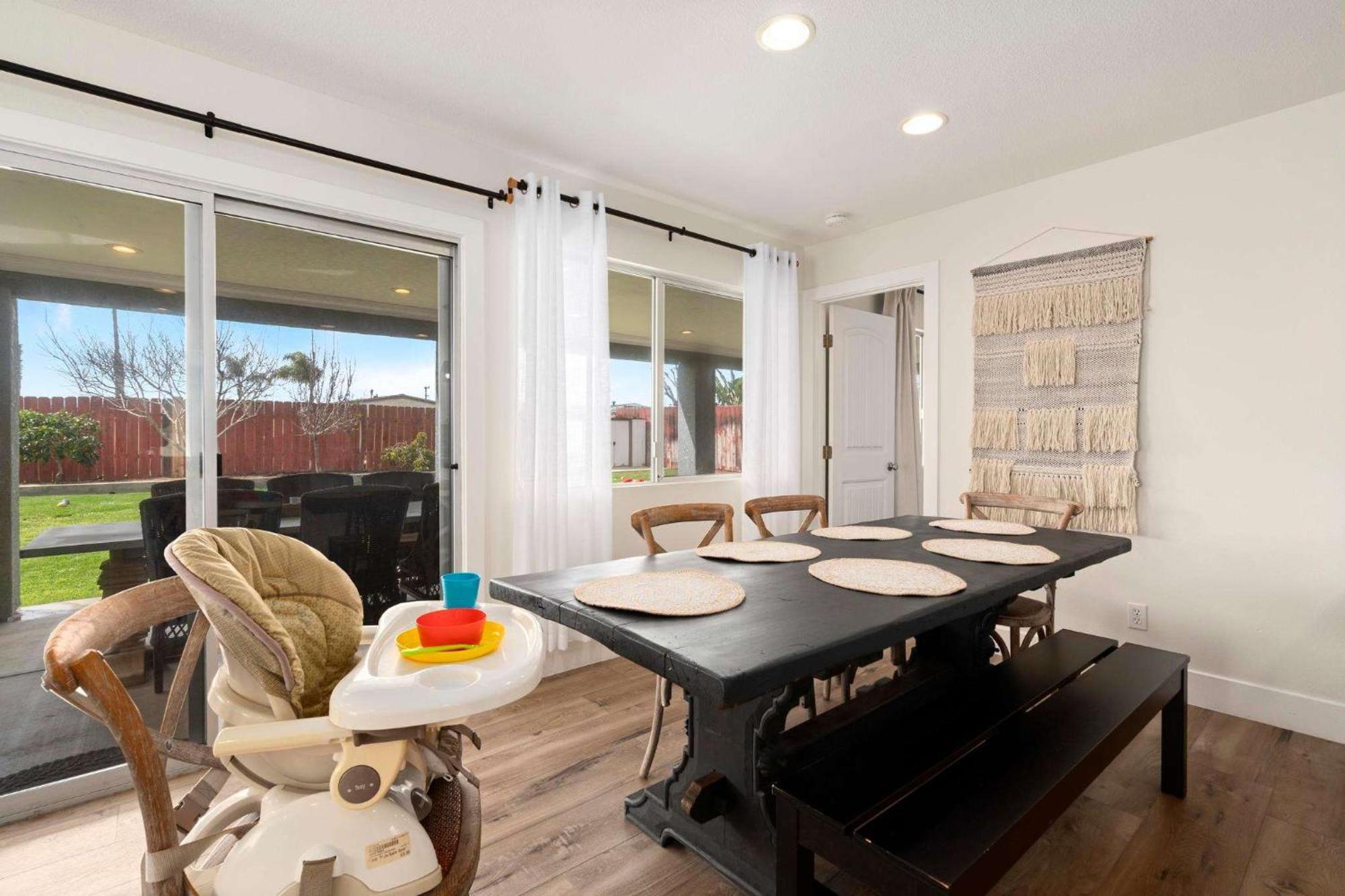 Spacious 4br Outdoor Kitchen Hot Tub & Fun