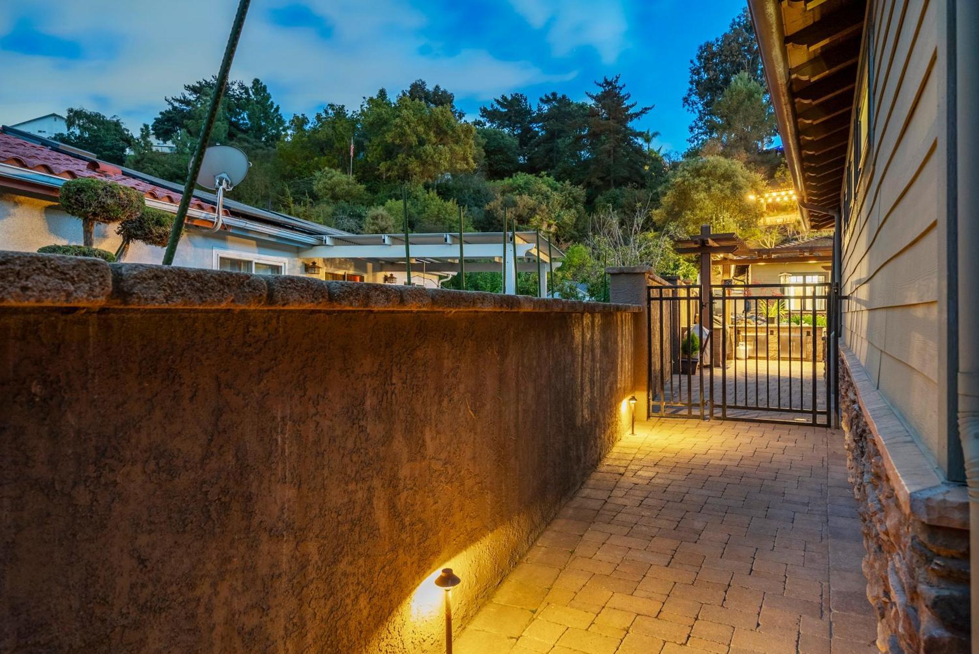 Guest house Garden House *