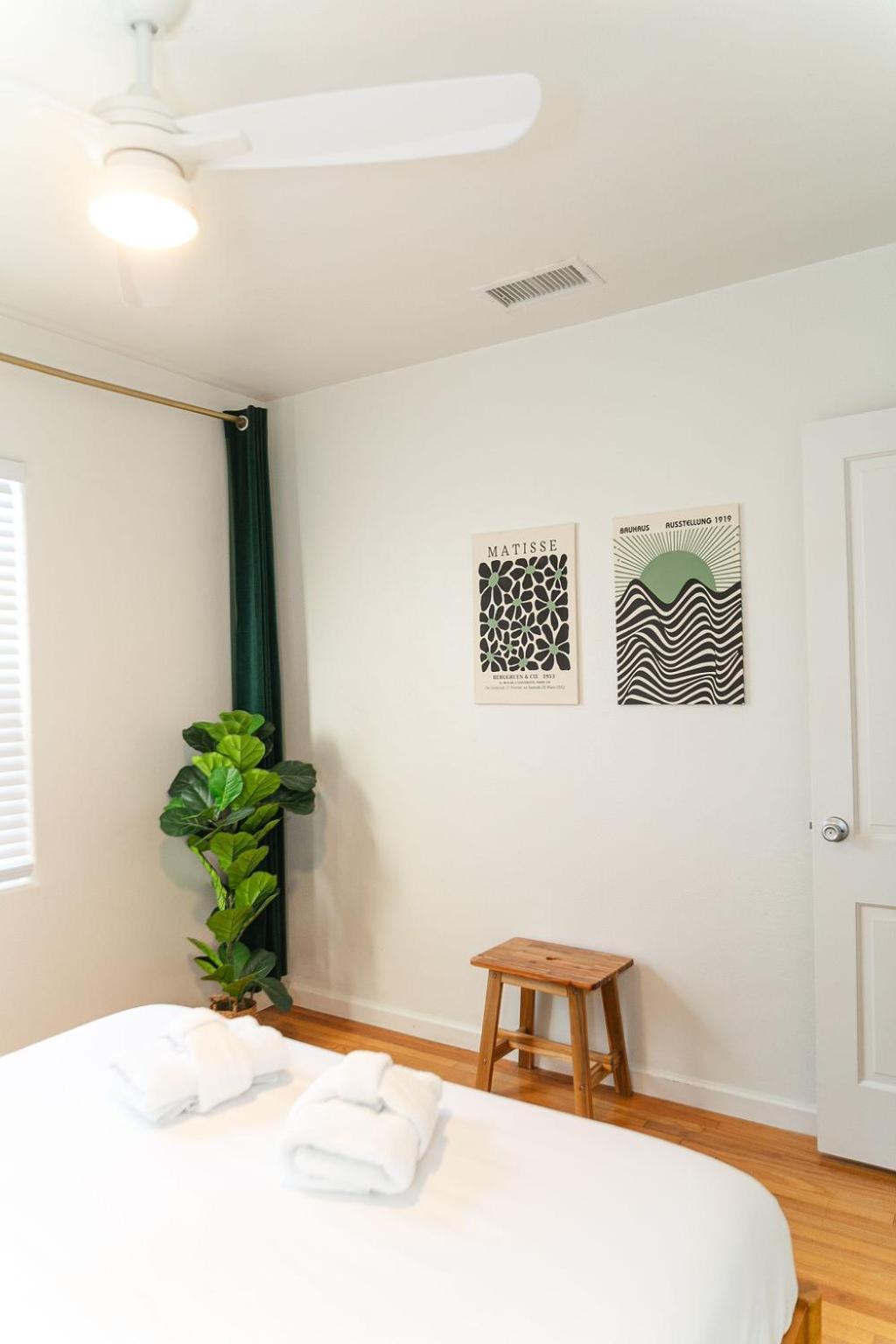 Modern Retro Close To Dt, Zoo, Parking, Hot Tub Holiday home