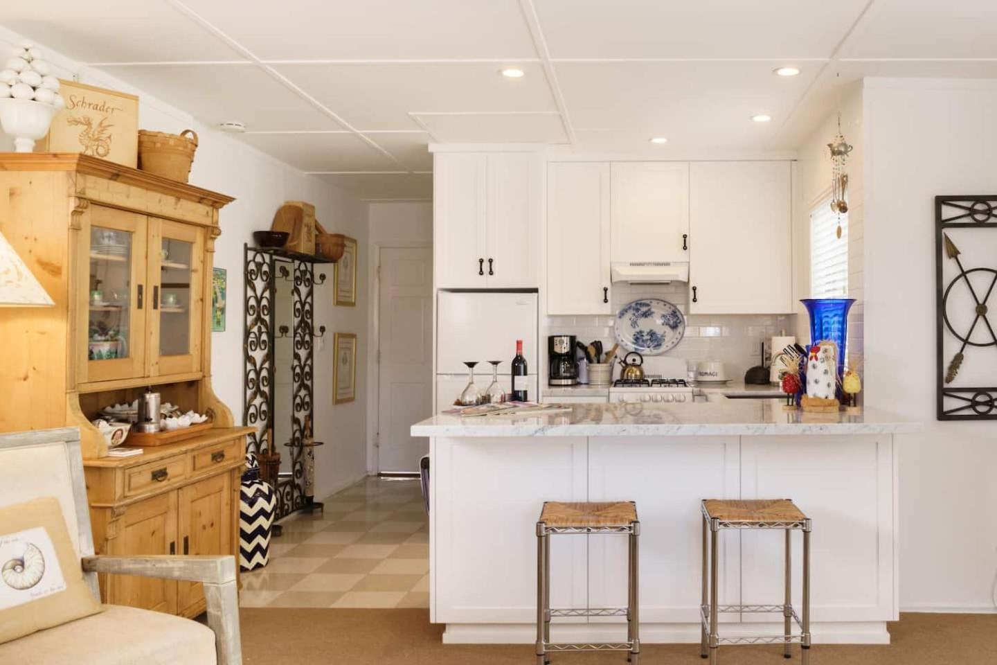 Charming Seashell Overlooking Secret Gard San Diego