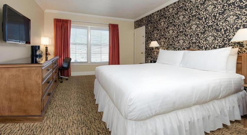 The Lafayette Hotel, Swim Club & San Diego
