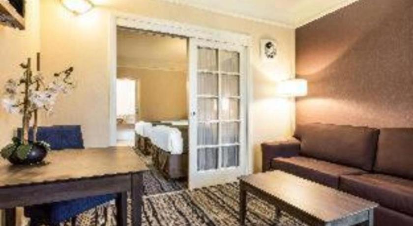 Hotel Ramada By Wyndham 2*