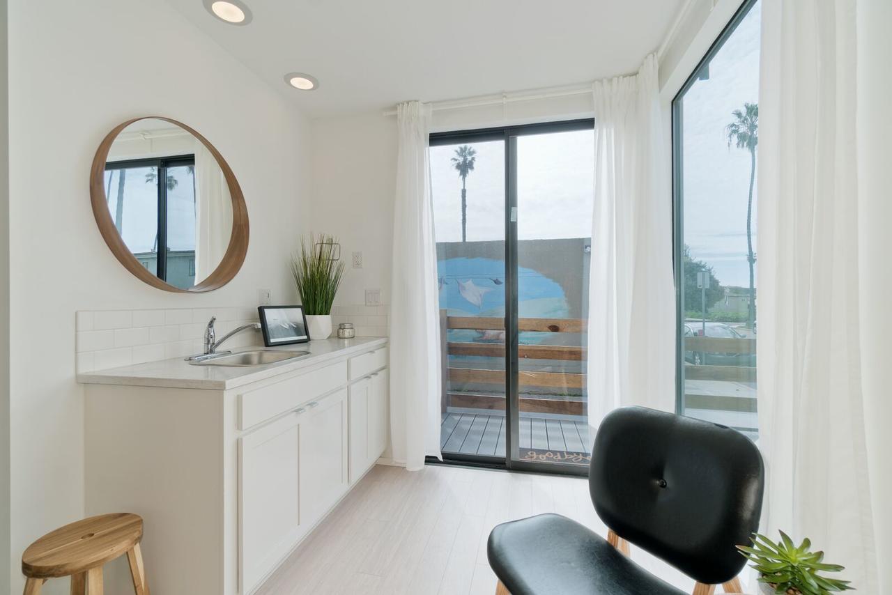 Steps To The Beach, Rooftop Deck Holiday home *