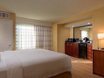 Courtyard Old Town Hotel 3*