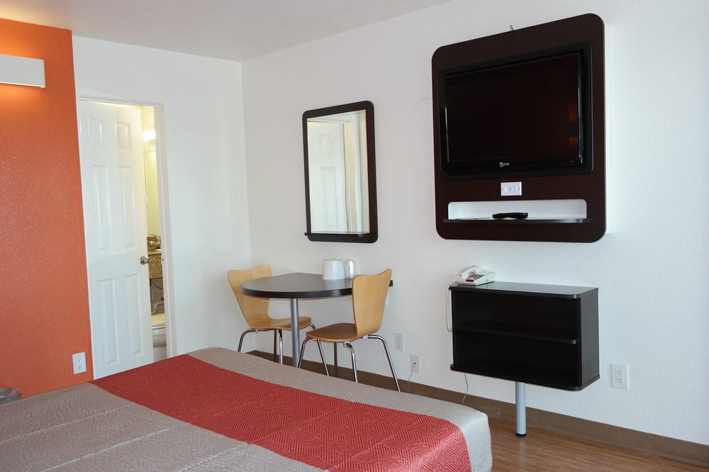 Hotel 6 San Diego, Ca Airport Harbor 2*