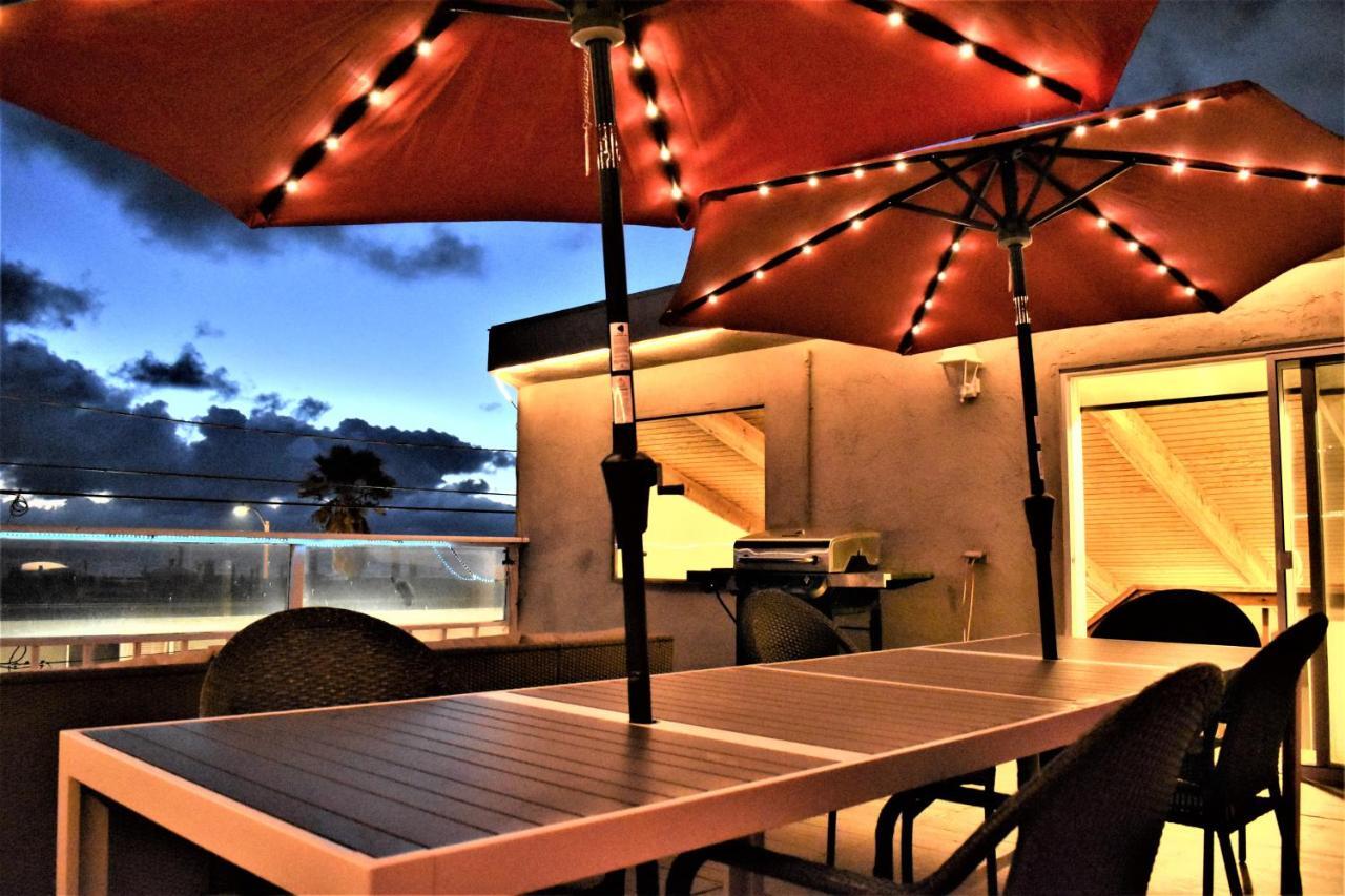 Holiday home Luv Oceanside Views-1 House To Beach, Boardwalk And Waves-spacious Rooftop Sun Deck-plus King Beds Too!