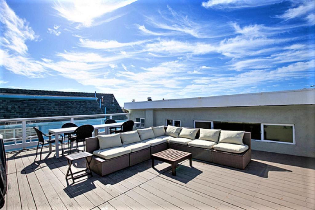 Luv Oceanside Views-1 House To Beach, Boardwalk And Waves-spacious Rooftop Sun Deck-plus King Beds Too! Holiday home San Diego