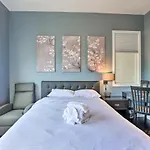 Torrey Spa Suite Modern San Diego Studio!