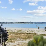 Bayside Villa -2Br Beachfront Free Parking