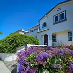 Modern Comfort, Prime Location, 360 Views, 4 Bedroom Entire House