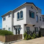 Modern Comfort, Prime Location, 360 Views, 4 Bedroom Entire House