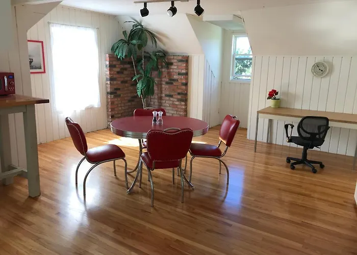 Secluded, Charming And Unique! Spacious Apartment Excellent Central Location