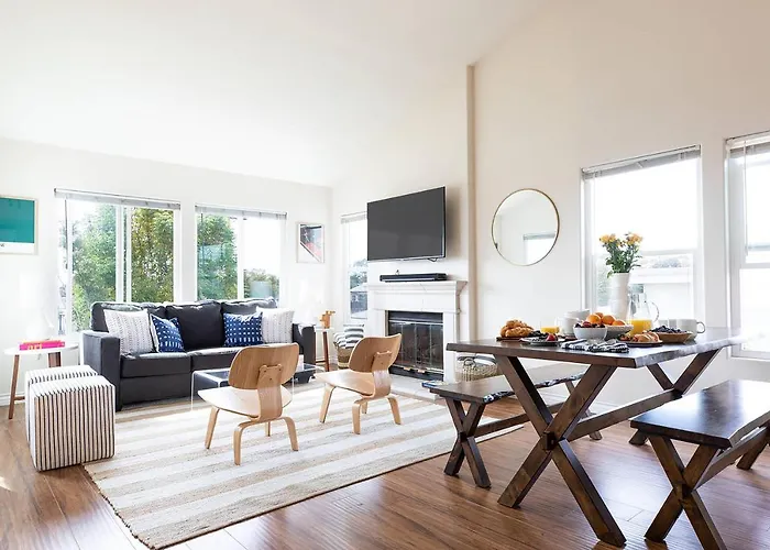 10 Min From Belmont Park - Sleeps 28 By Avantstay