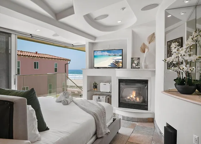 Stunning Oceanfront Boardwalk Condo - Spa, Steps2Beach, Parking & Fast Wifi!