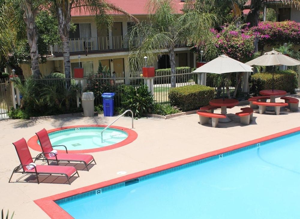 Hotel California 2*