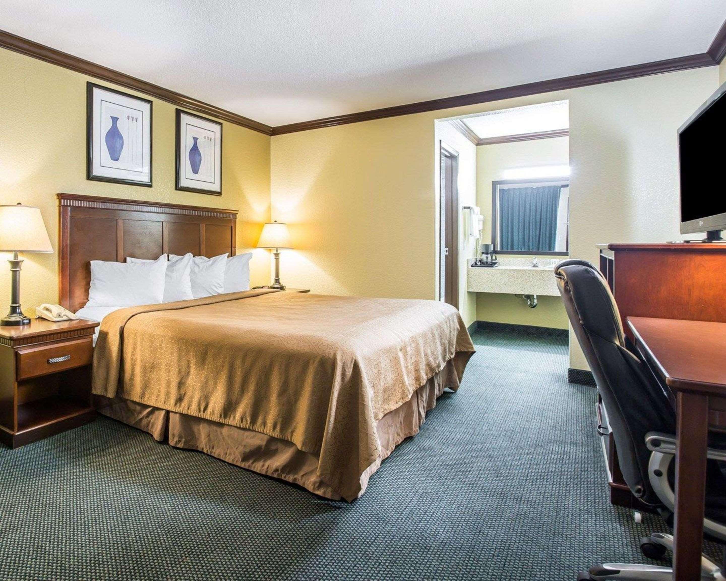 Inn Quality I-5 Naval Base