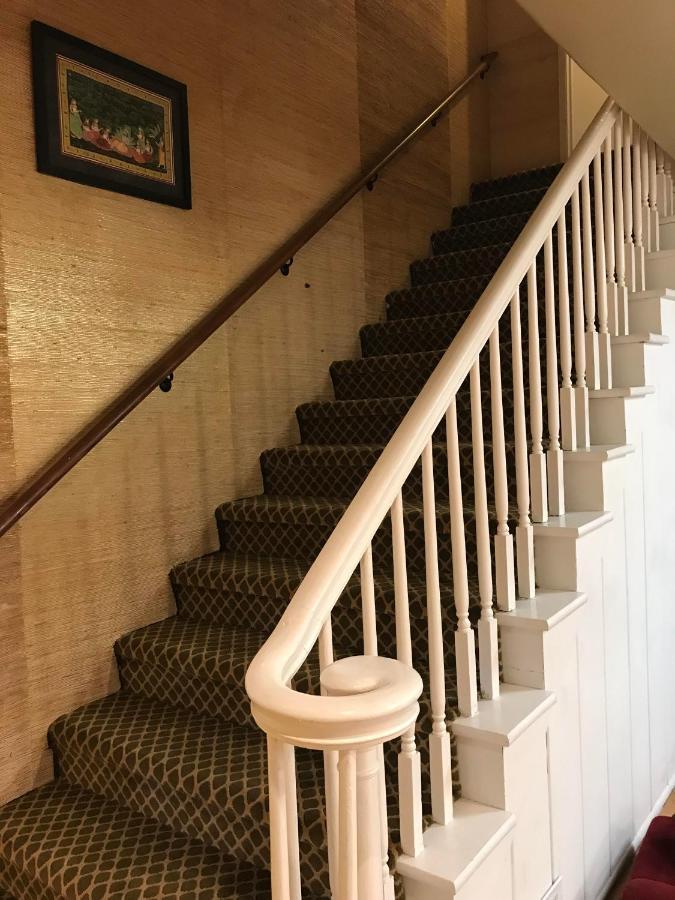 Secluded, Charming And Unique! Spacious Excellent Location Apartment *