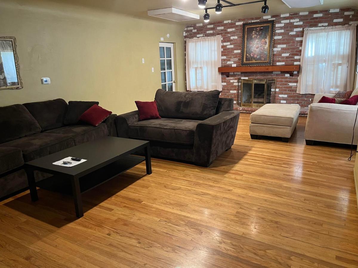 Secluded, Charming And Unique! Spacious Excellent Location