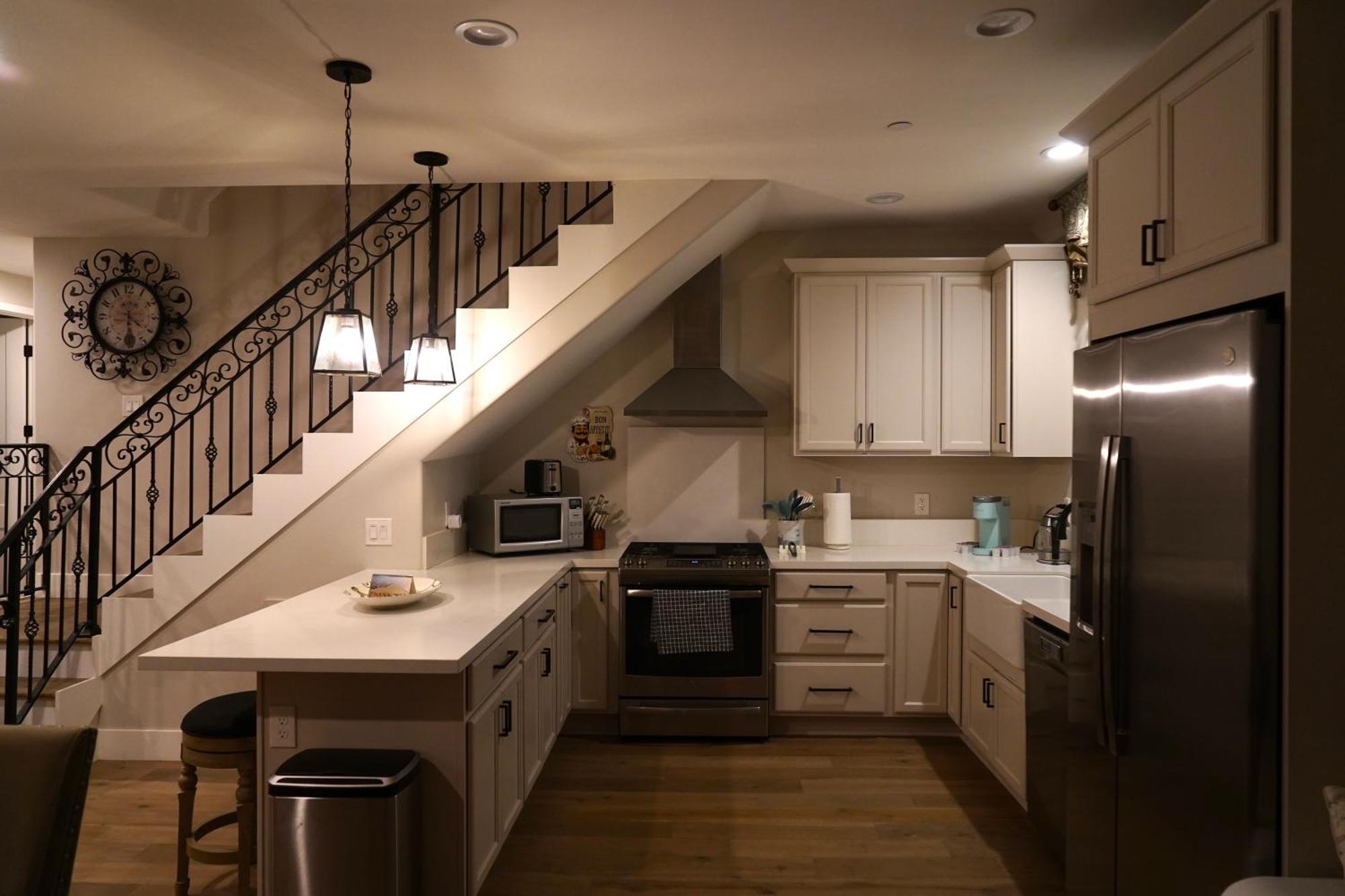 Modern Comfort, Prime Location, 360 Views, 4 Bedroom Entire House *