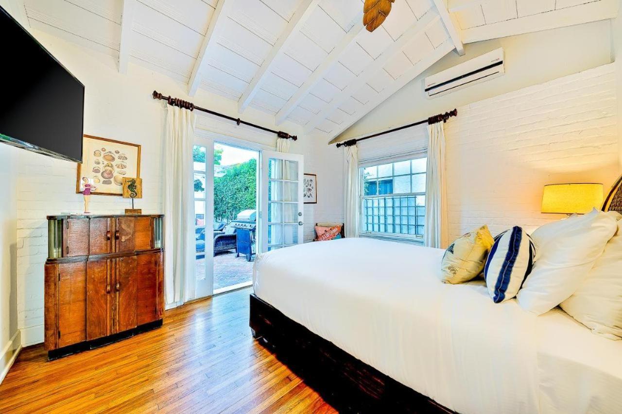 Oceanfront Dog Friendly With Waterfront Porch, Gas Grill, Hot Tub & Fire Pit Holiday home