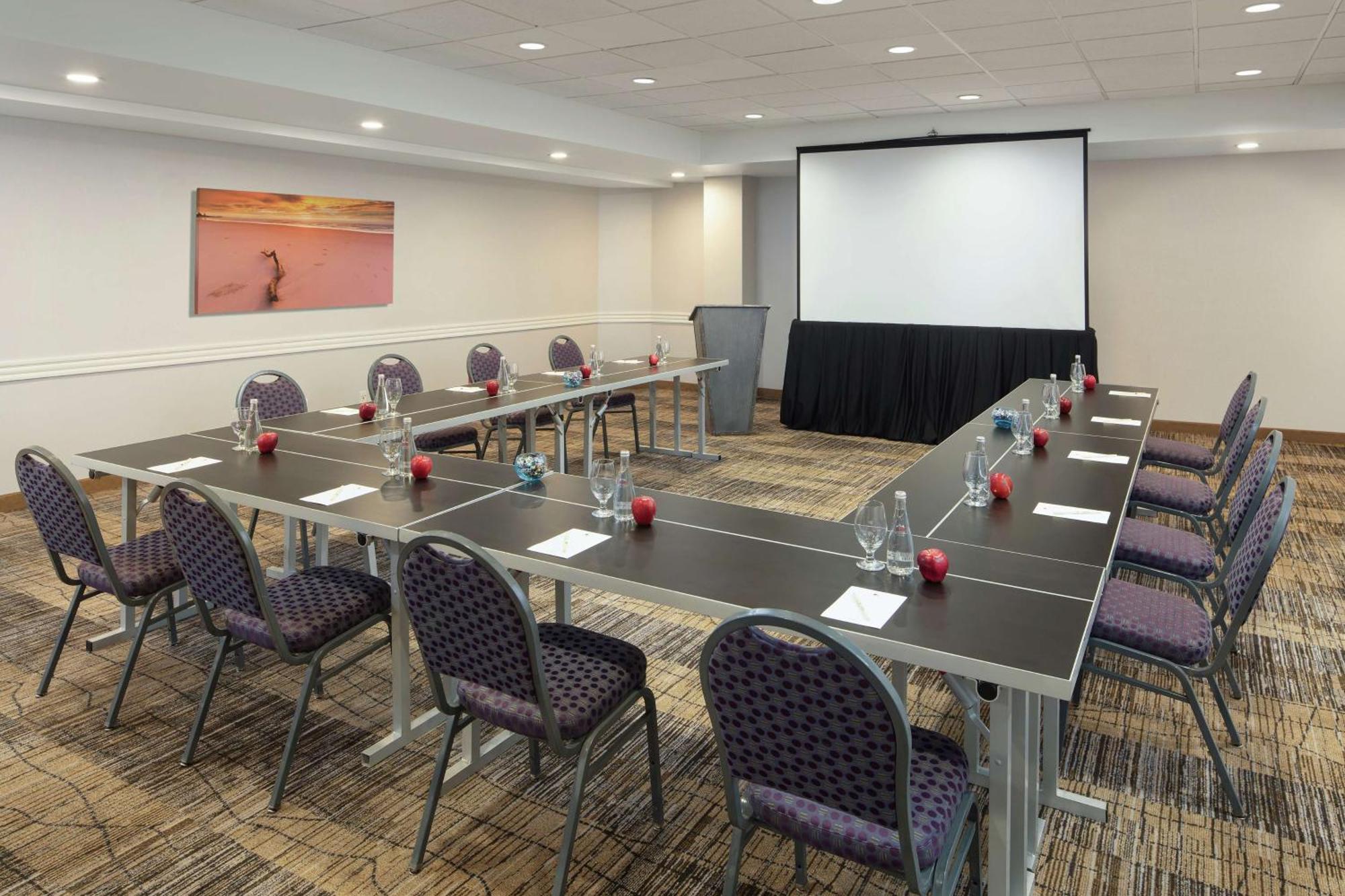 Doubletree By Hilton Circle Hotel