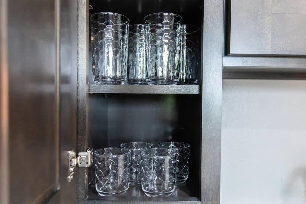 Professionals-restaurants-fast-wifi-a C-w D-pets Apartment