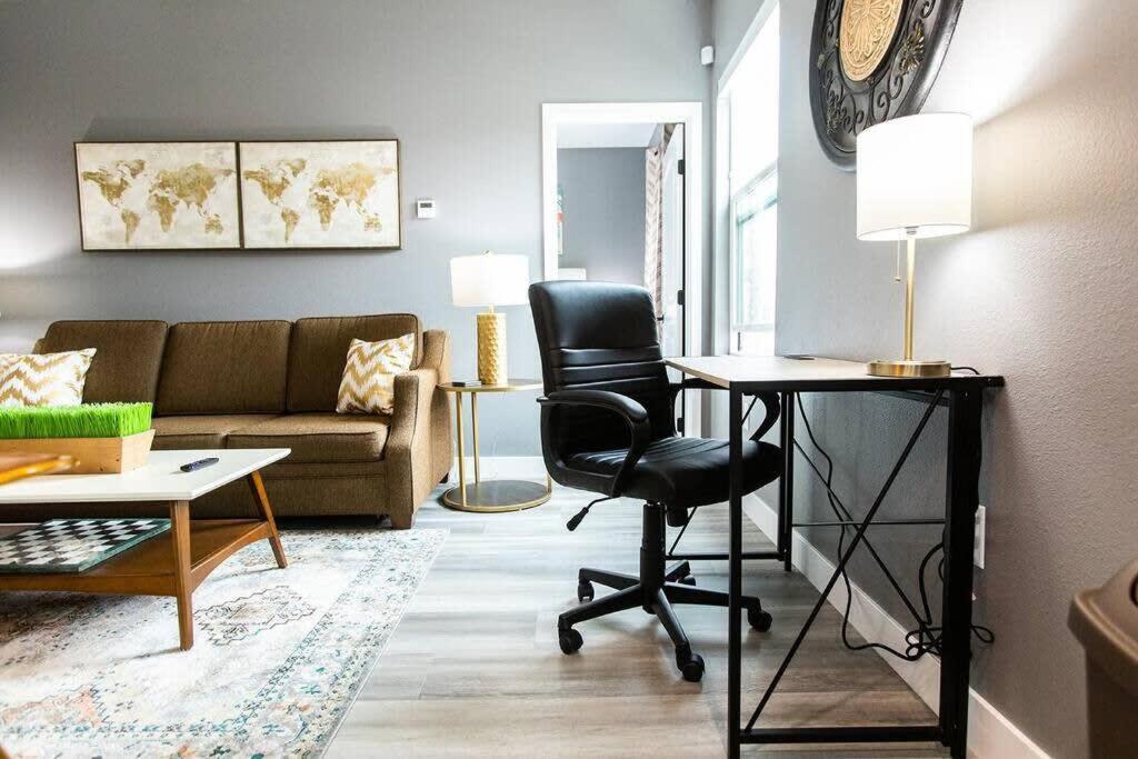 Professionals-restaurants-fast-wifi-a C-w D-pets Apartment