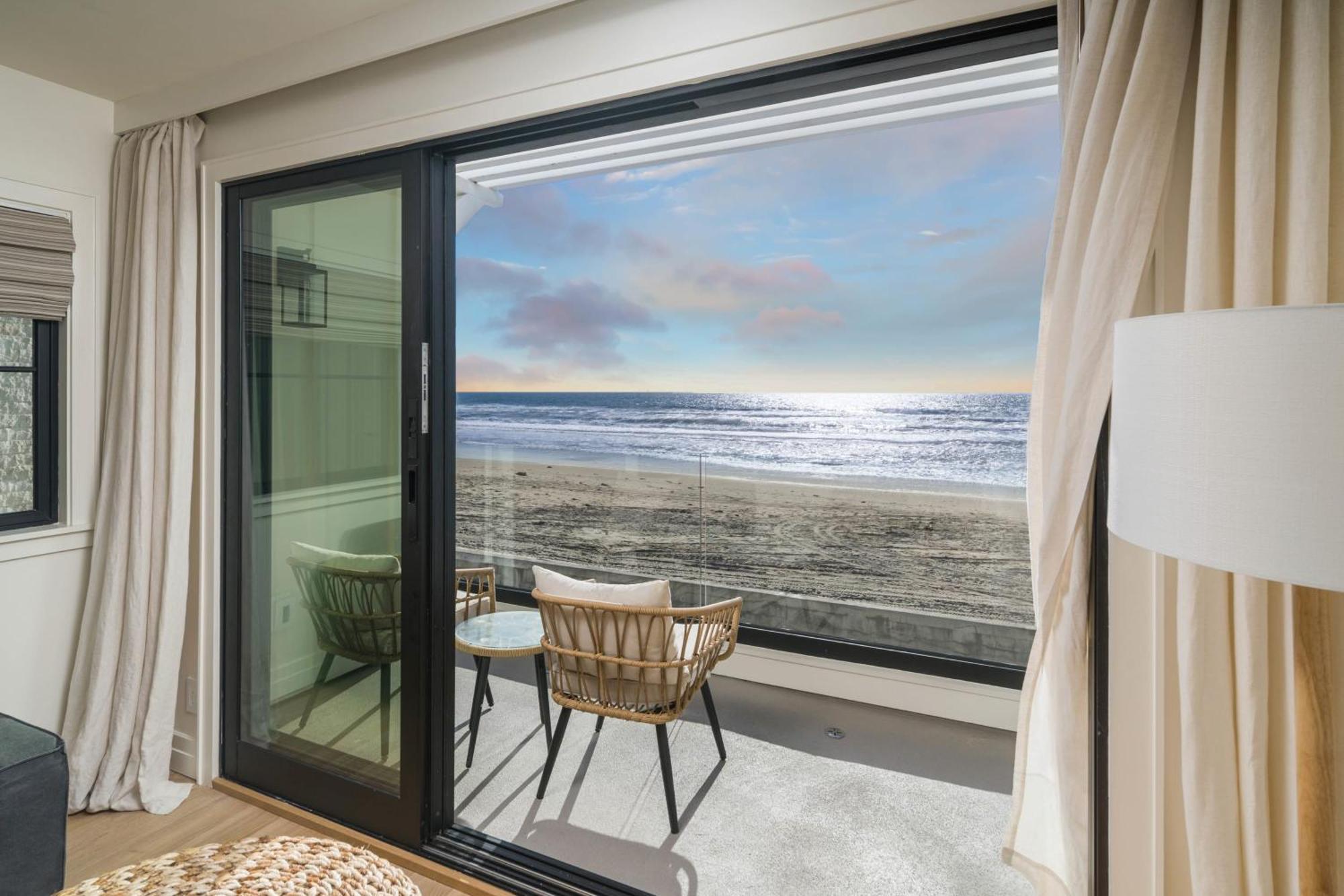 Luxury S Oceanfront Unit With Rooftop & Hot Tub - Ac Holiday home San Diego