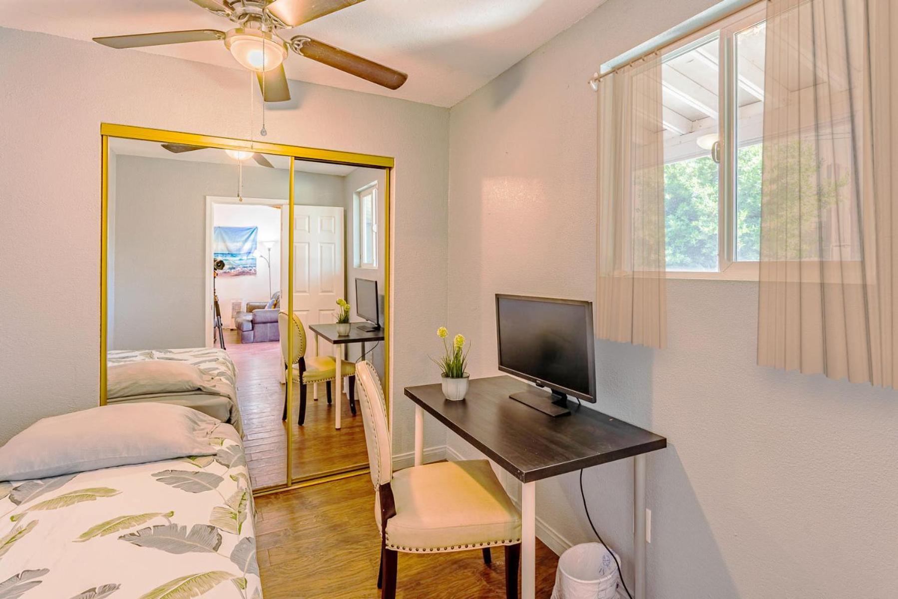 12-guest 4-br Spacious With Large Backyard, 4-car Parking Holiday home San Diego