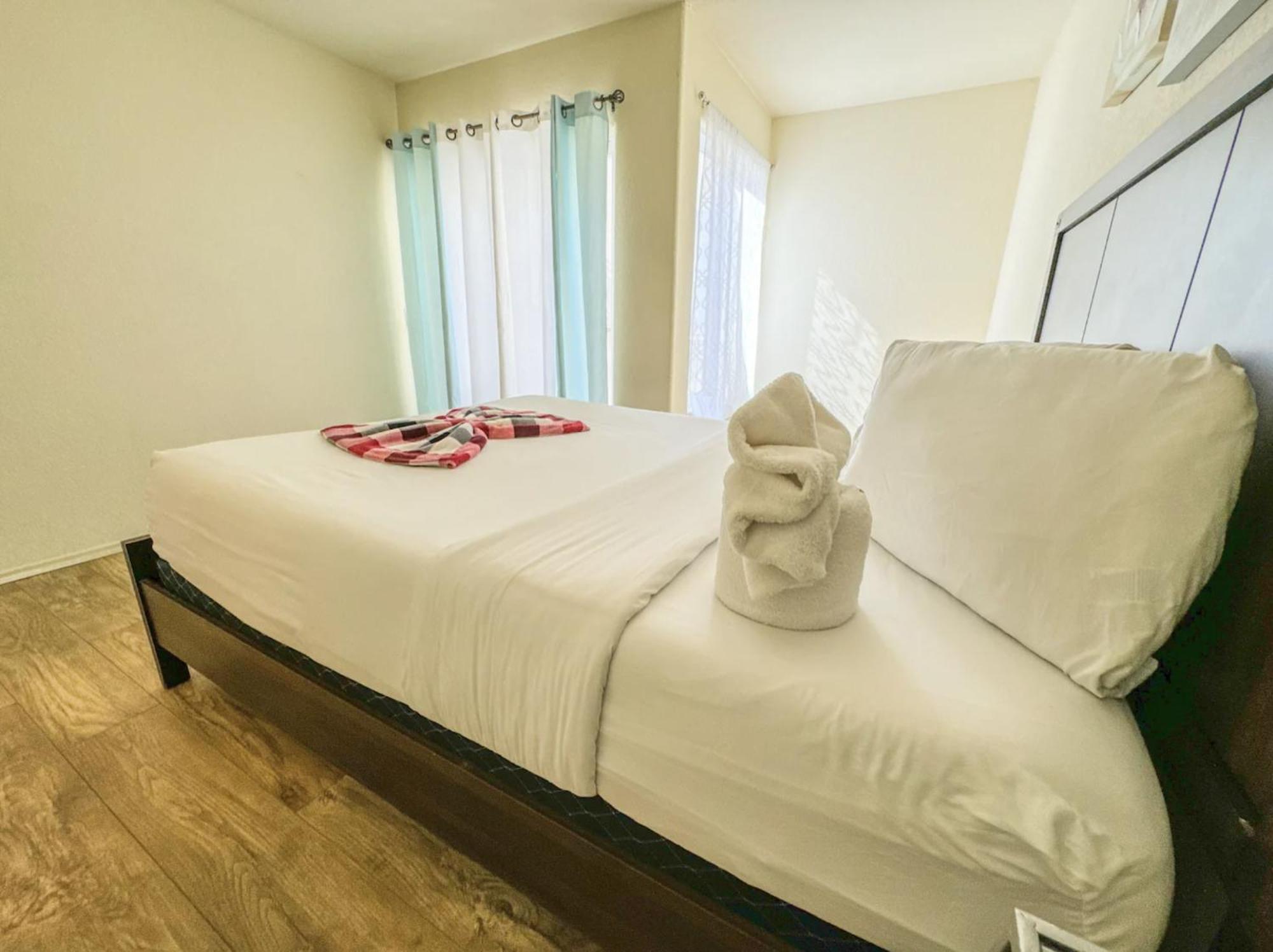 Stylish Loft Near Downtown With Free Parking *