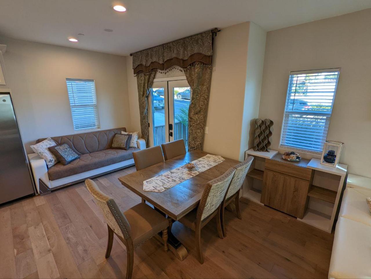 Holiday home Modern Comfort, Prime Location, 360 Views, 4 Bedroom Entire House *