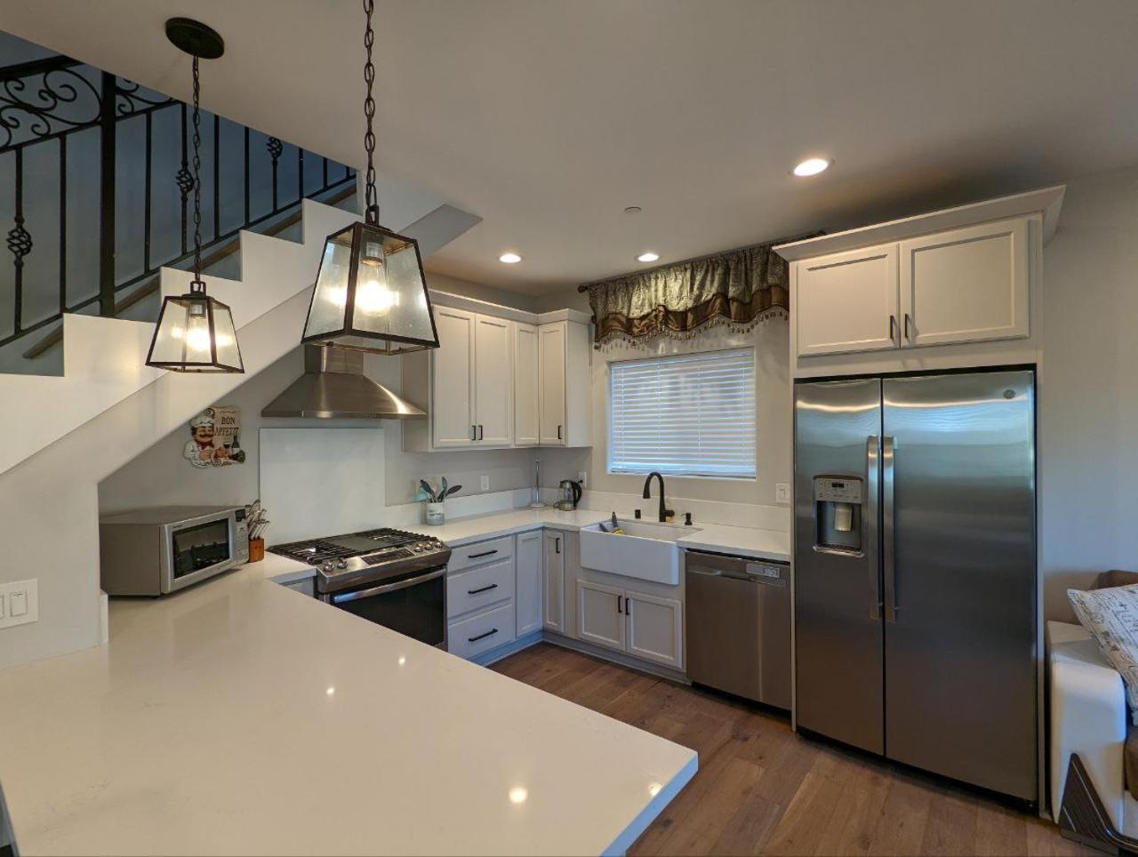 Modern Comfort, Prime Location, 360 Views, 4 Bedroom Entire House San Diego
