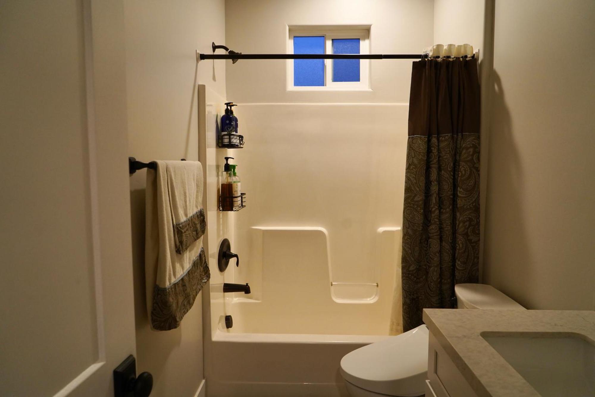 Modern Comfort, Prime Location, 360 Views, 4 Bedroom Entire House San Diego