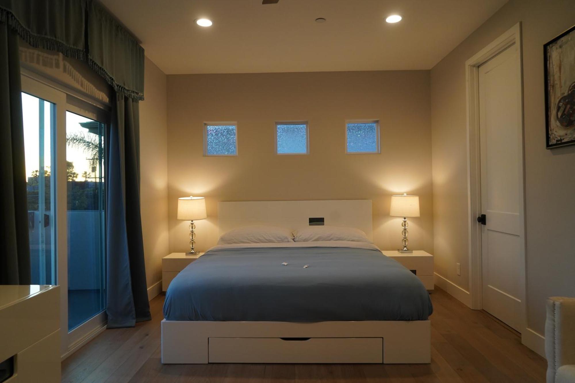 Modern Comfort, Prime Location, 360 Views, 4 Bedroom Entire House Holiday home