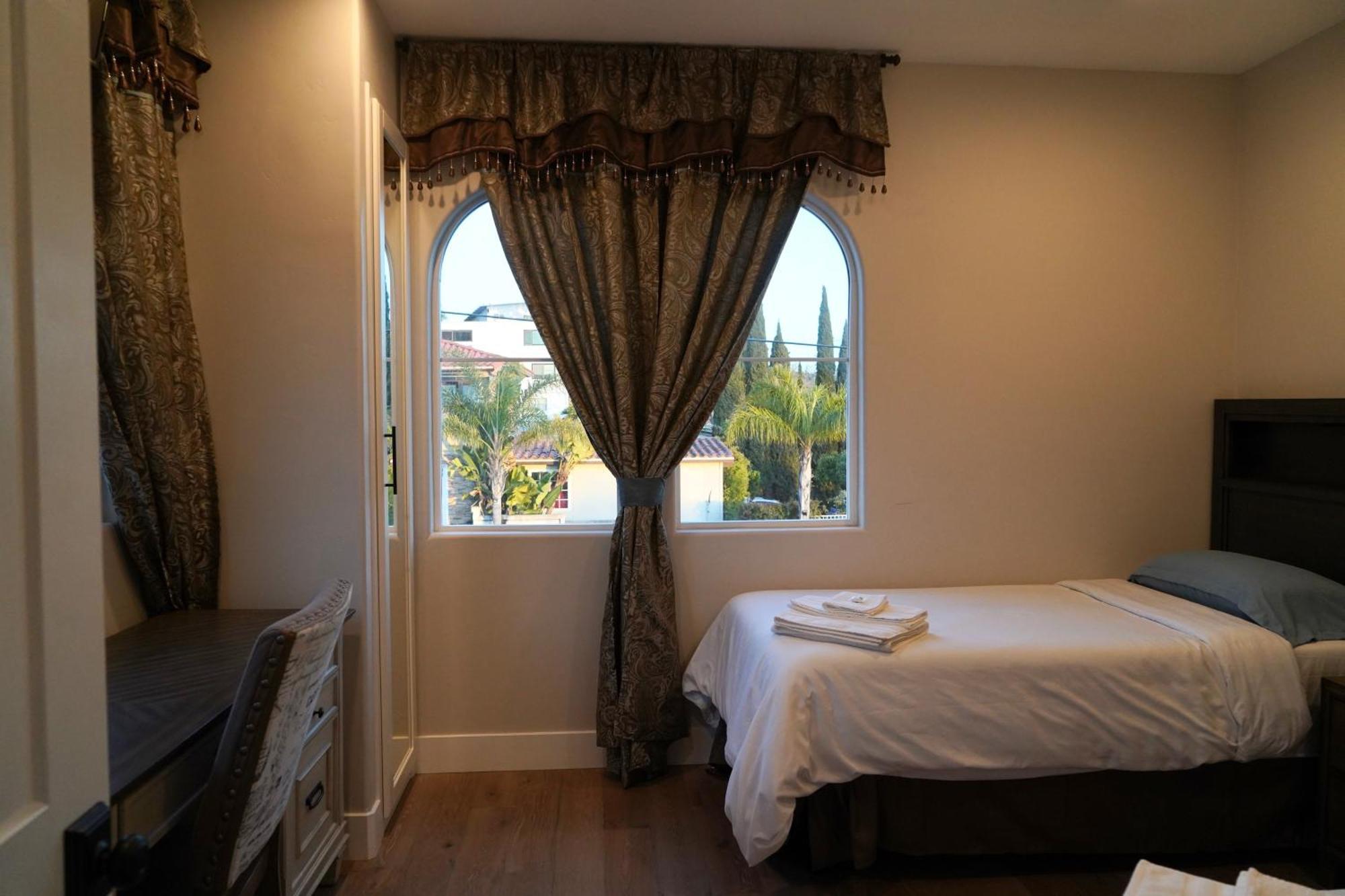 Holiday home Modern Comfort, Prime Location, 360 Views, 4 Bedroom Entire House *